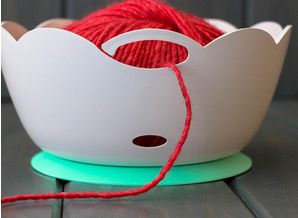 Plastic bowl with a yarn ball to acces its end freely